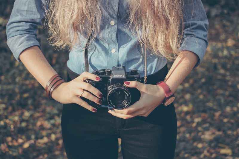 photographe-LA SEYNE SUR MER-min_hand-person-girl-woman-camera-photography-614-pxhere.com