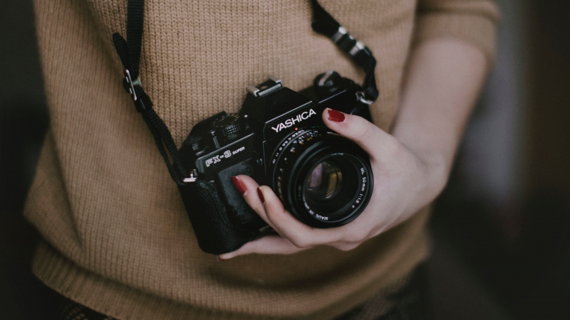 photographe-LA SEYNE SUR MER-min_woman-camera-photography-photographer-slr-dslr-319-pxhere.com